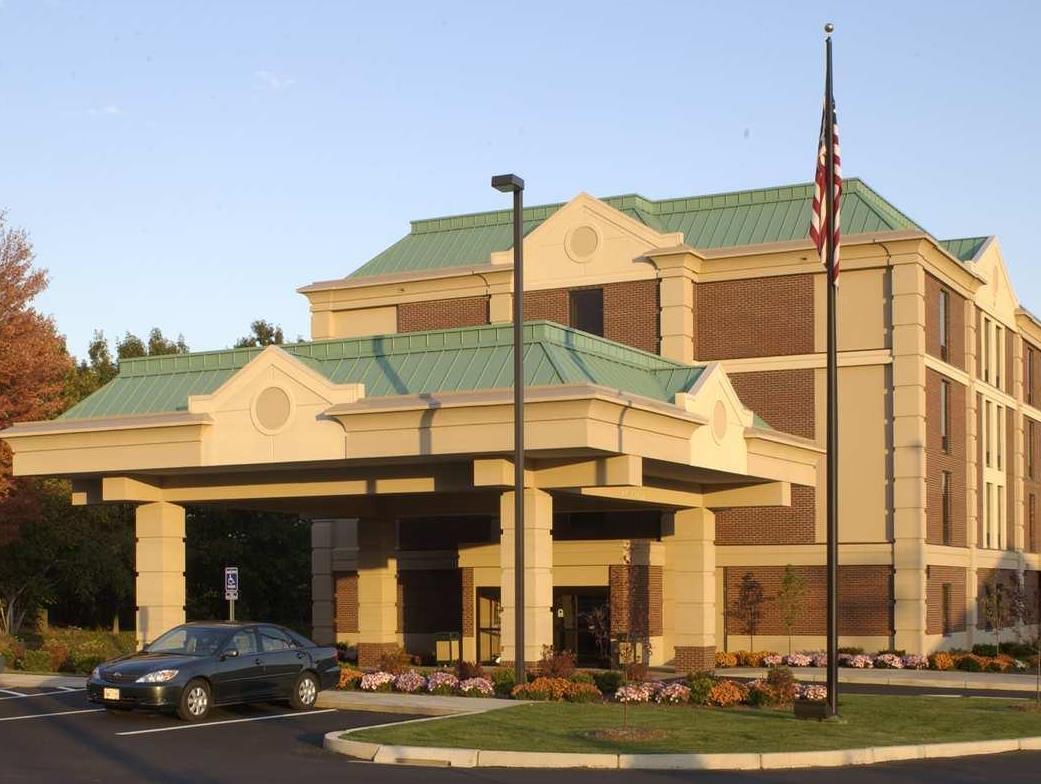 Hampton Inn Hartford Airport Виндзор Локс Экстерьер фото
