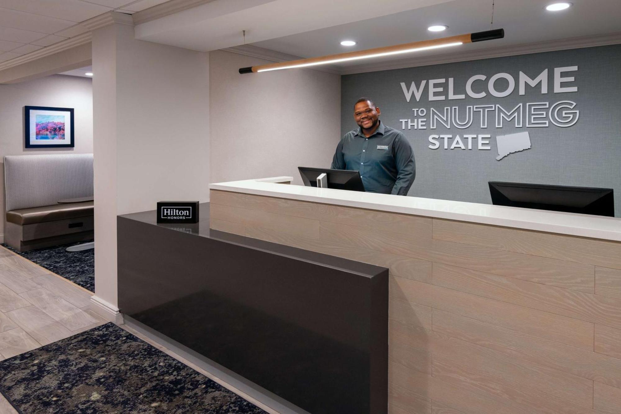 Hampton Inn Hartford Airport Виндзор Локс Экстерьер фото