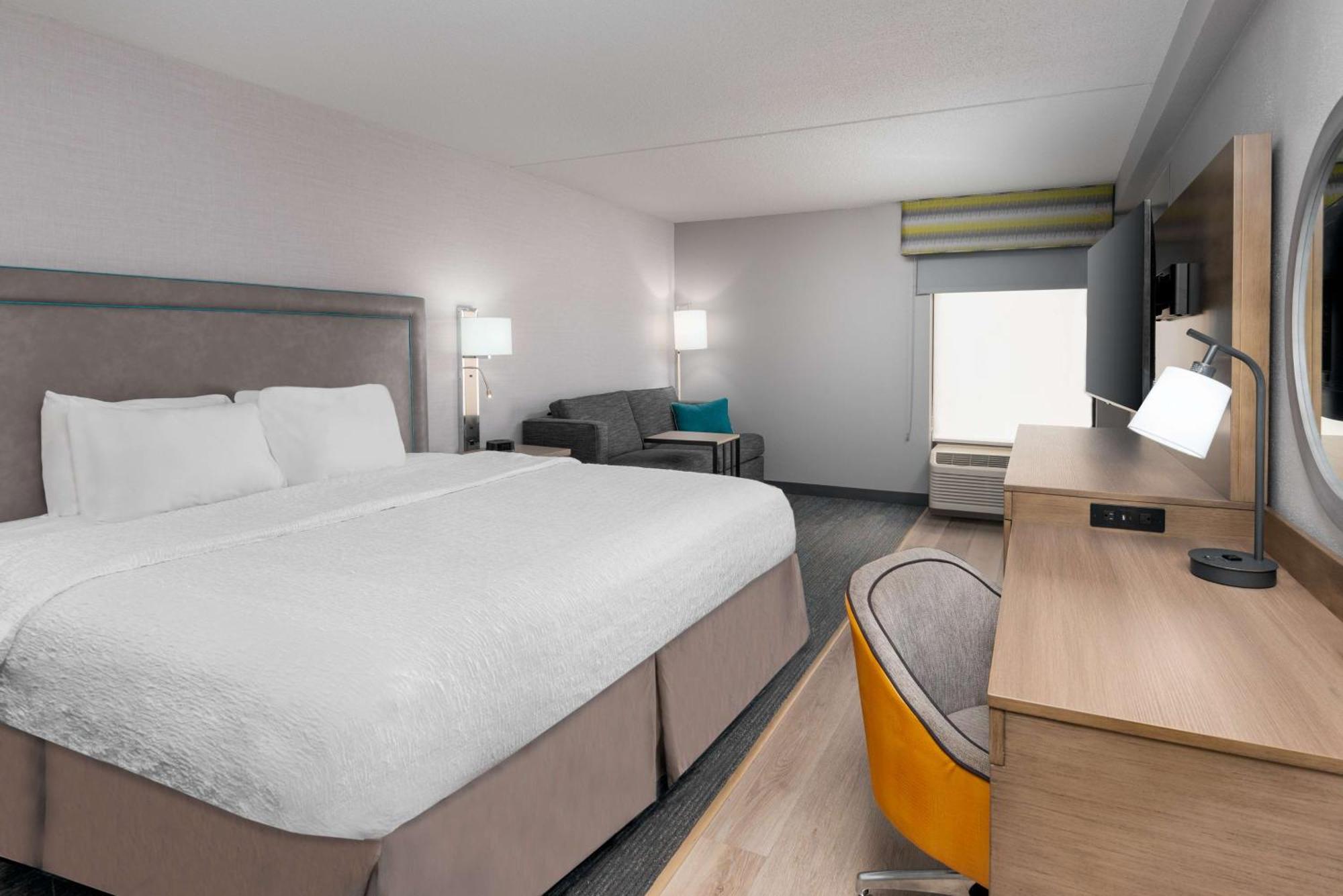 Hampton Inn Hartford Airport Виндзор Локс Экстерьер фото
