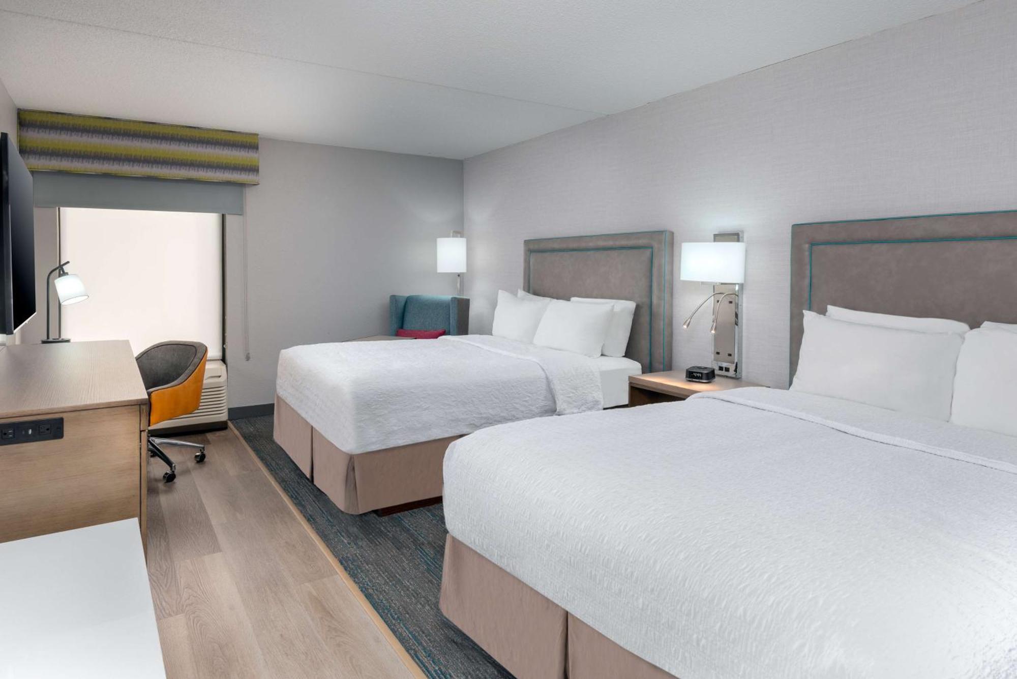 Hampton Inn Hartford Airport Виндзор Локс Экстерьер фото