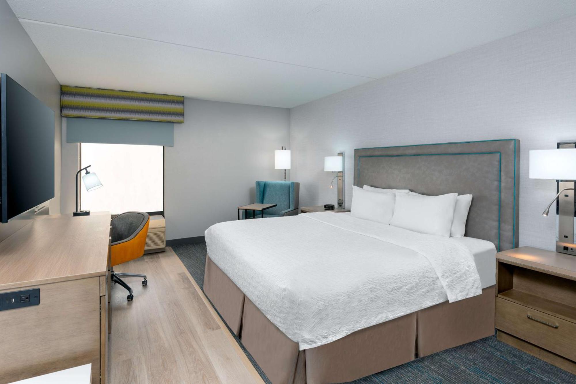 Hampton Inn Hartford Airport Виндзор Локс Экстерьер фото