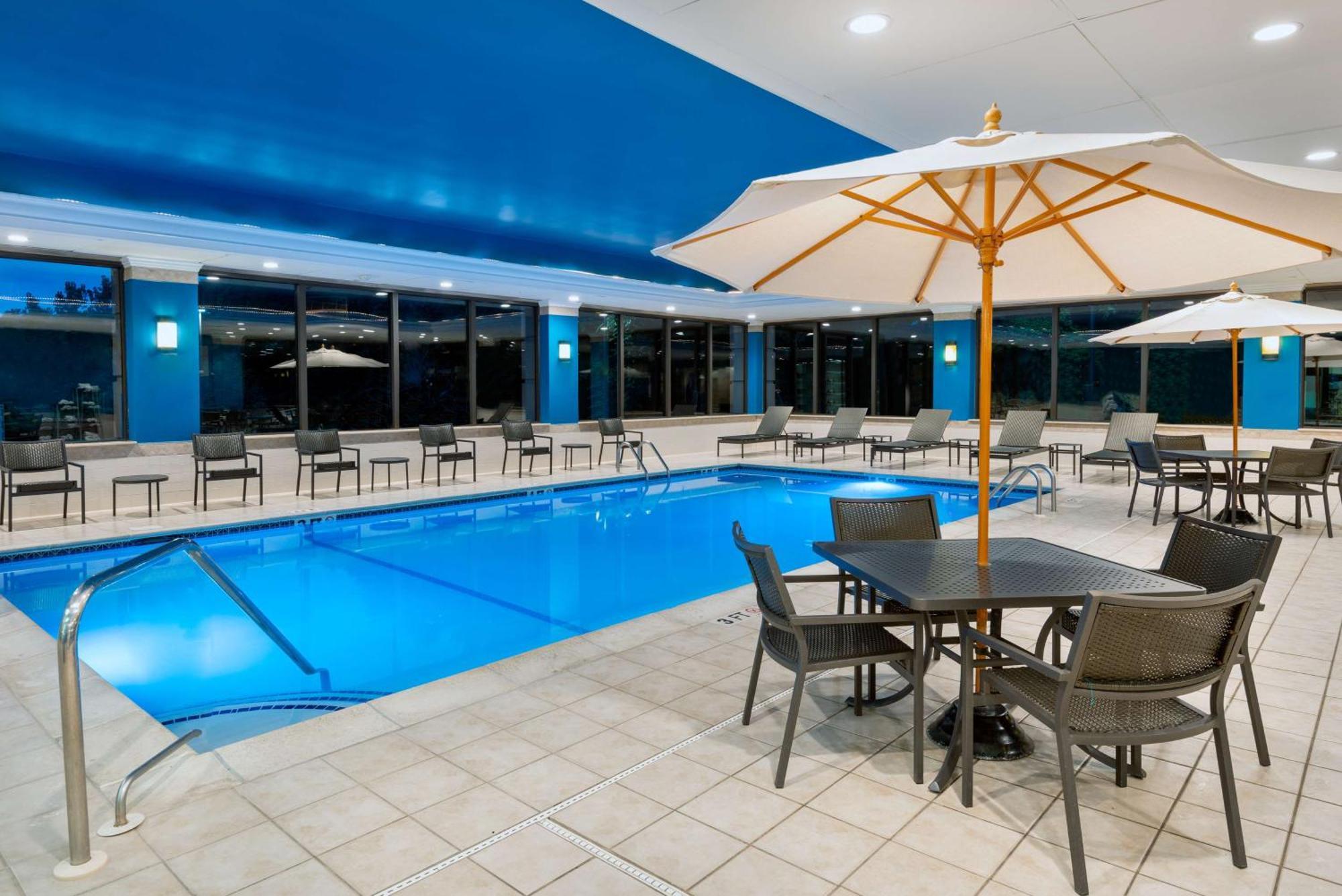Hampton Inn Hartford Airport Виндзор Локс Экстерьер фото