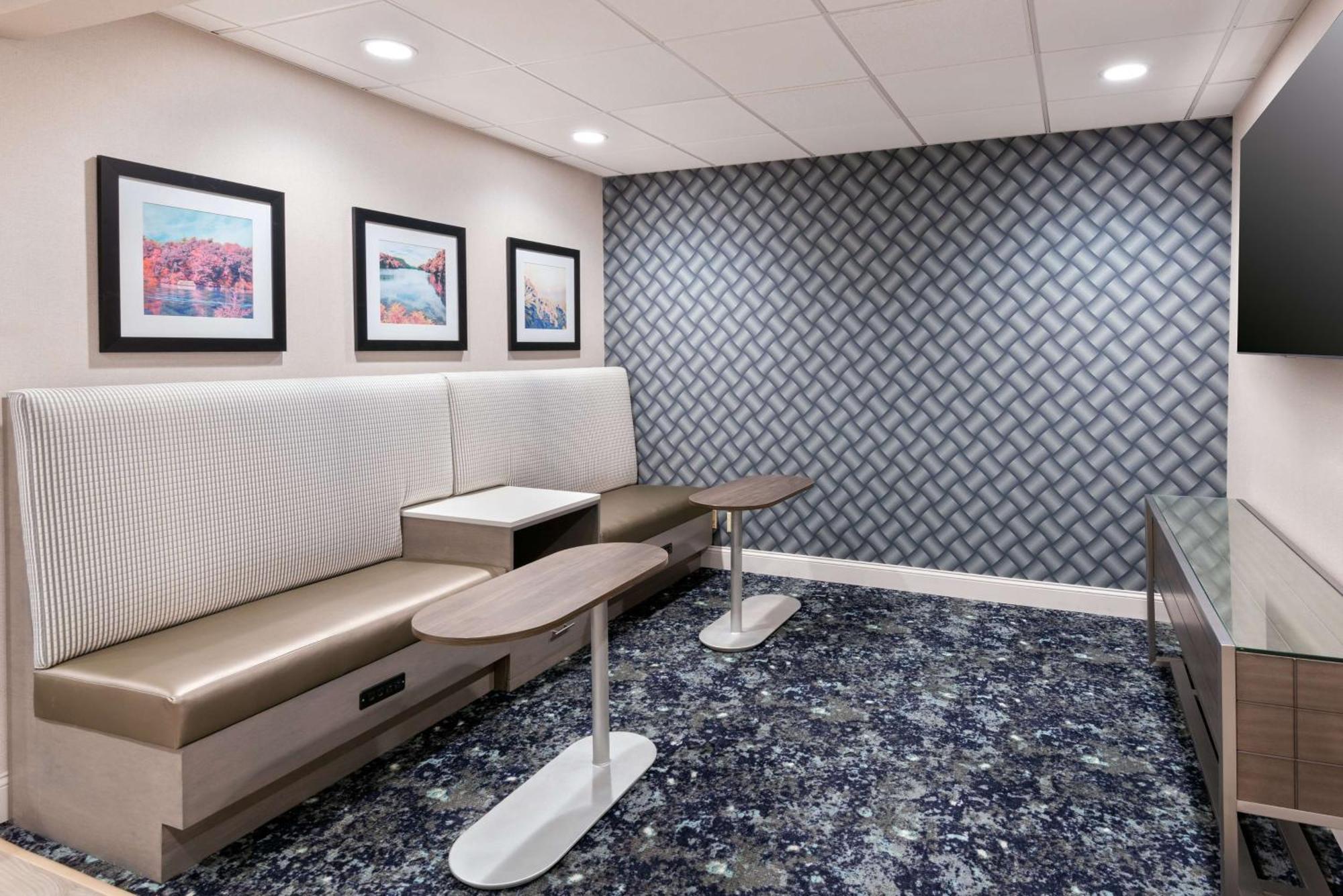 Hampton Inn Hartford Airport Виндзор Локс Экстерьер фото