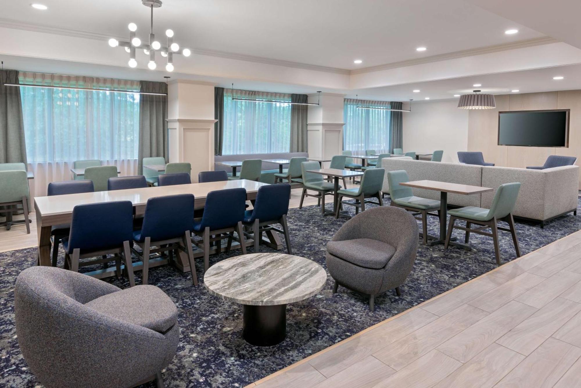 Hampton Inn Hartford Airport Виндзор Локс Экстерьер фото