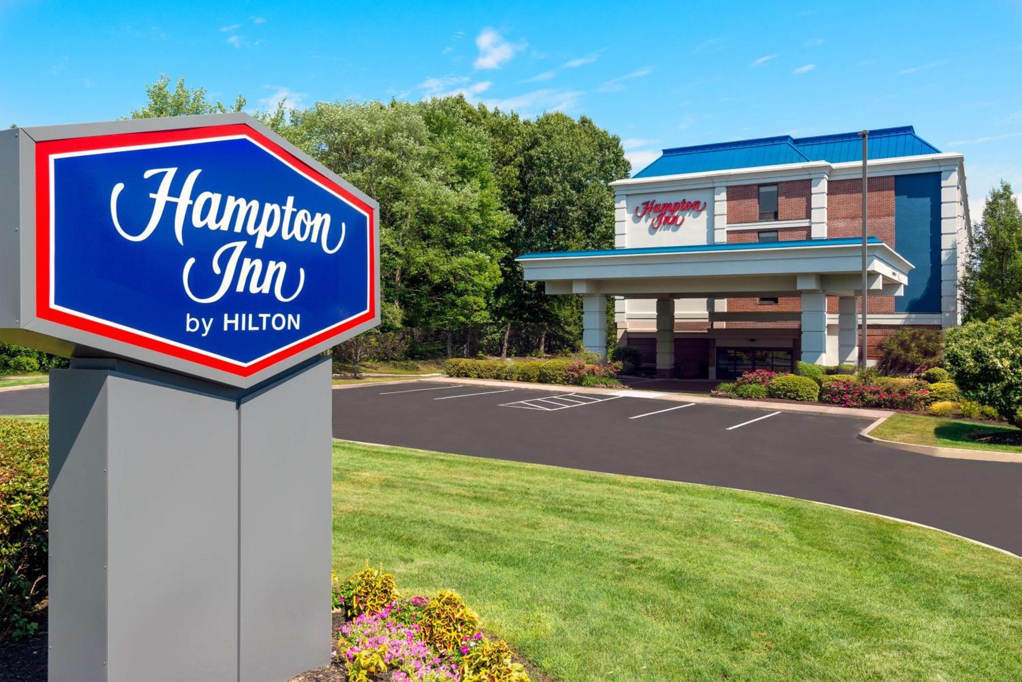 Hampton Inn Hartford Airport Виндзор Локс Экстерьер фото