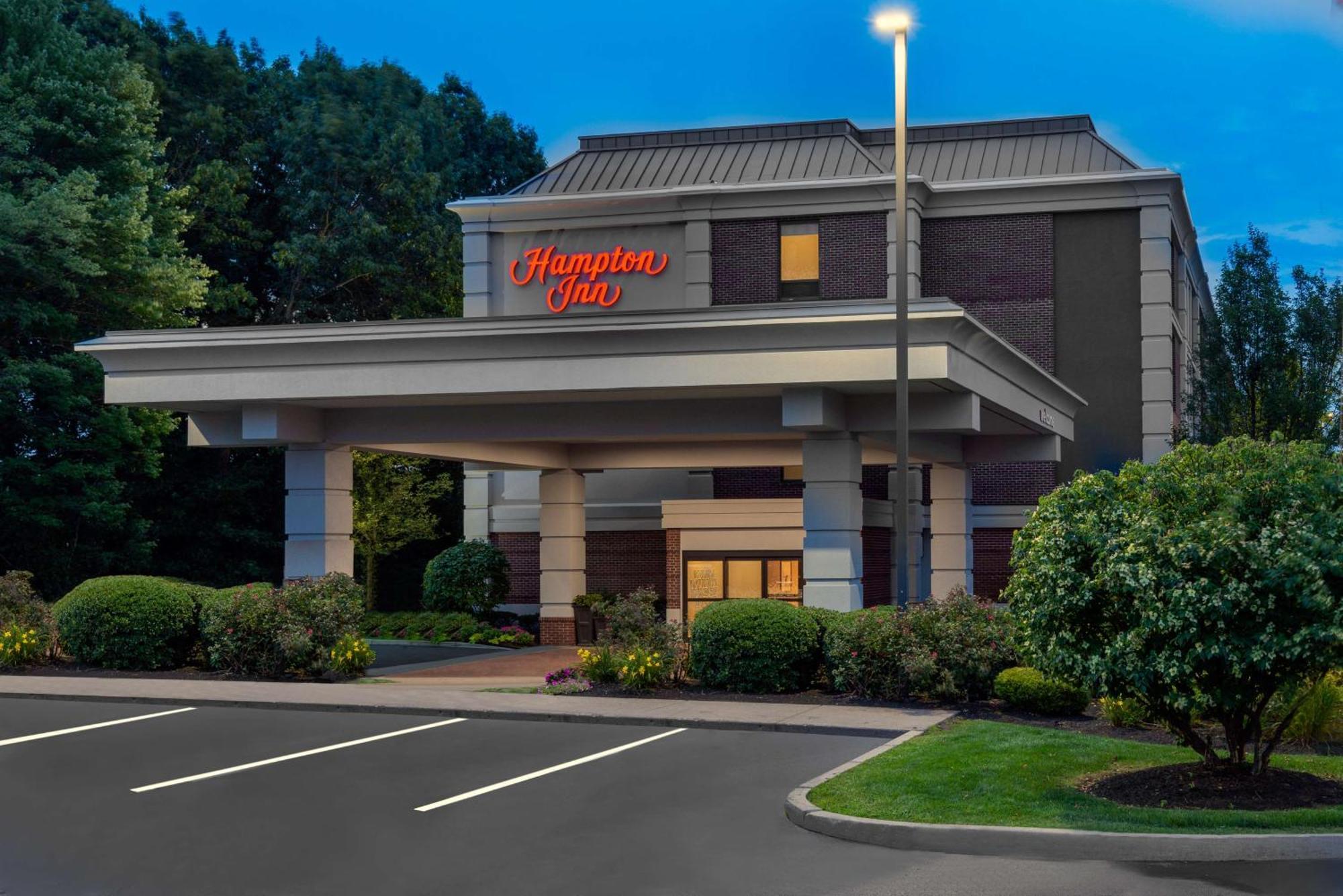 Hampton Inn Hartford Airport Виндзор Локс Экстерьер фото