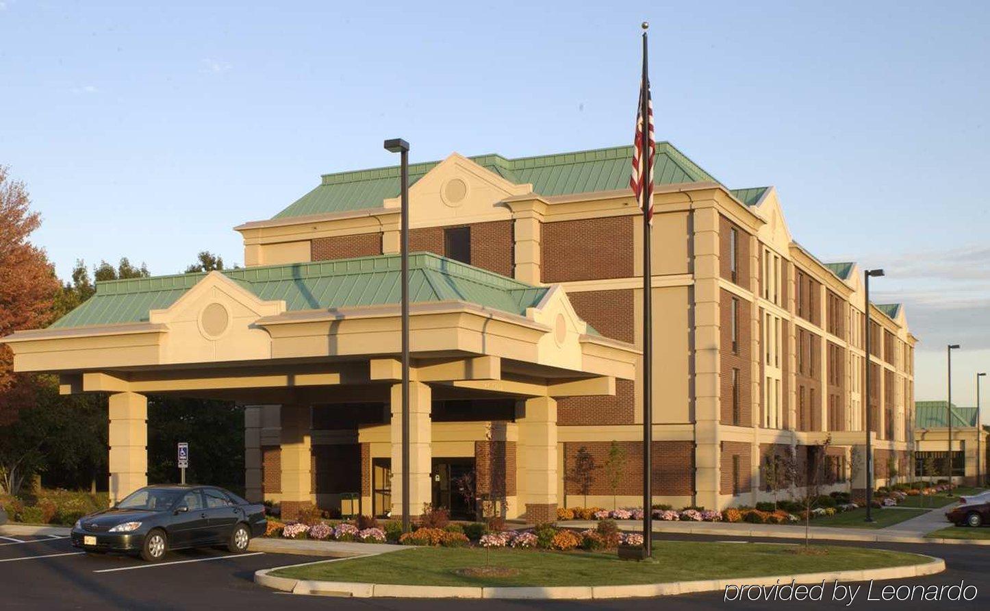 Hampton Inn Hartford Airport Виндзор Локс Экстерьер фото