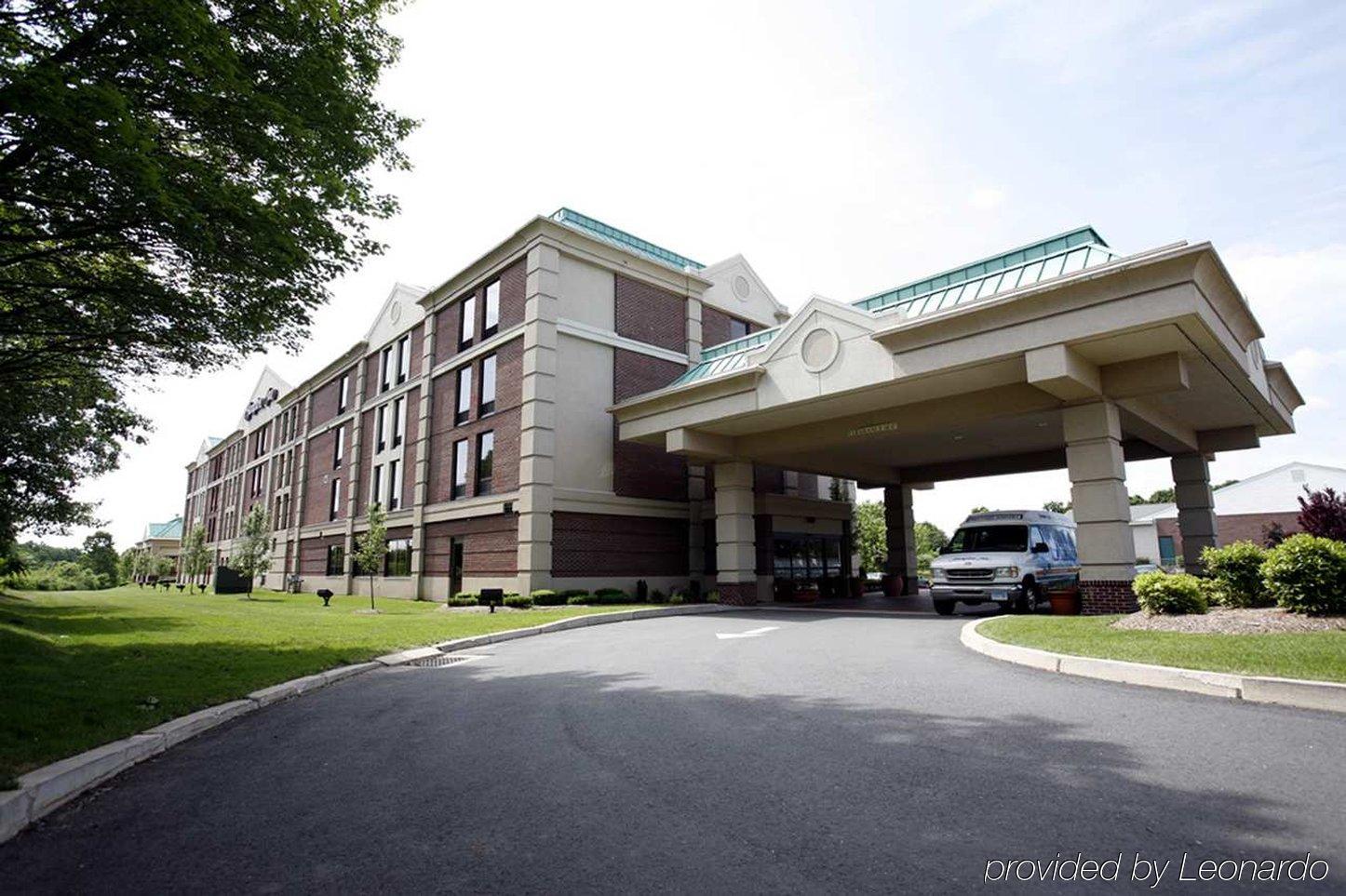 Hampton Inn Hartford Airport Виндзор Локс Экстерьер фото